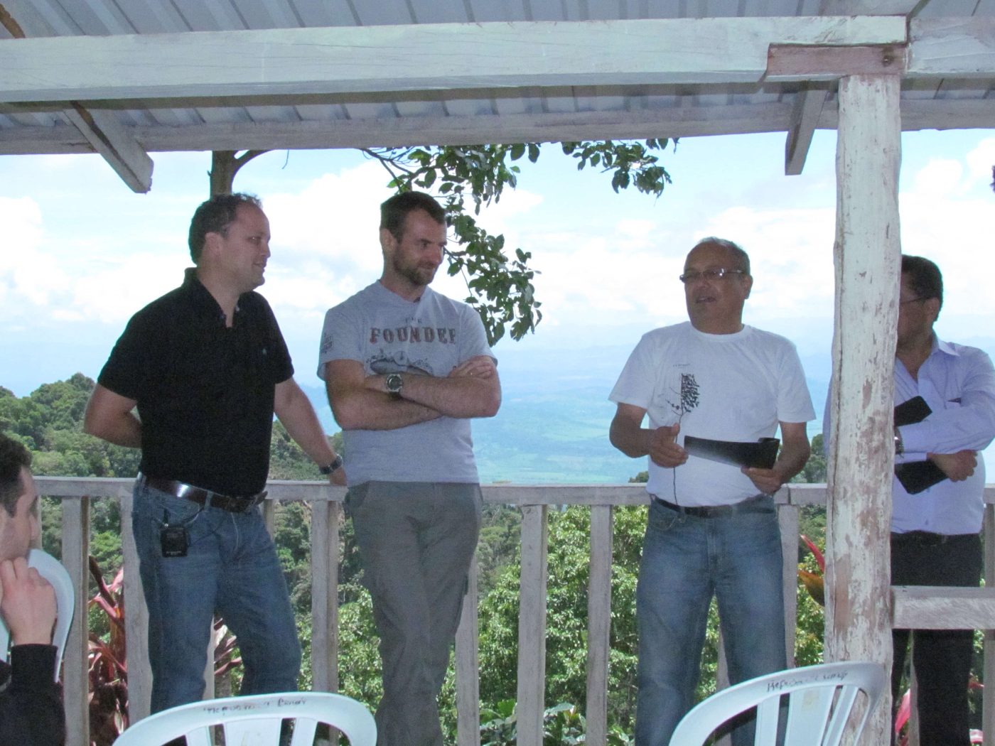 Delegación de compradores internacionales visitando un cafetal en Honduras durante el programa Late Harvest