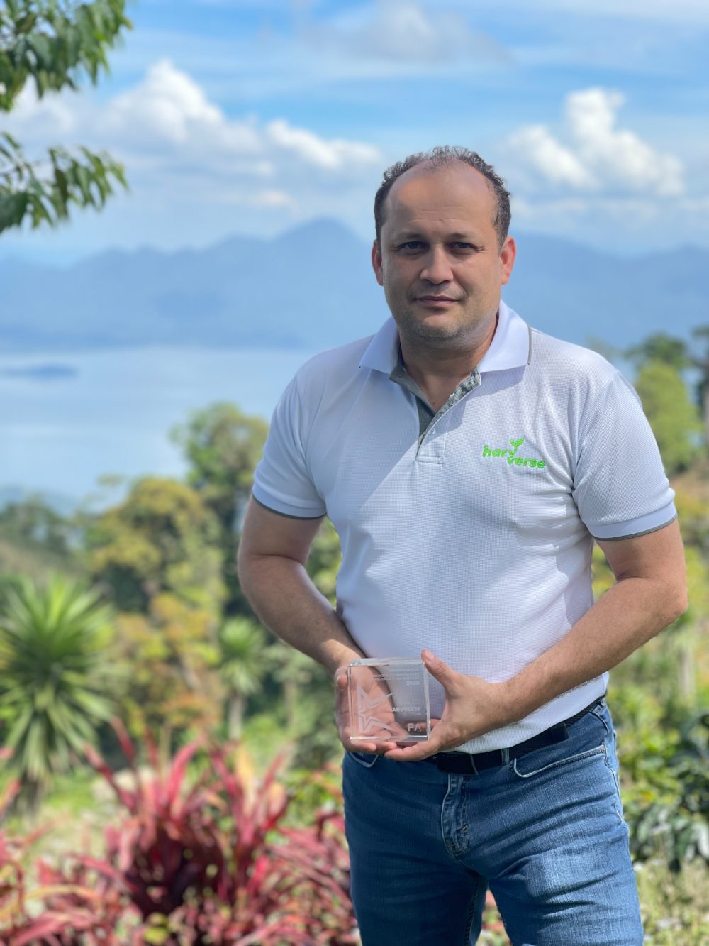 Jorge Lanza con el reconocimiento de Fintech Americas para Harvverse